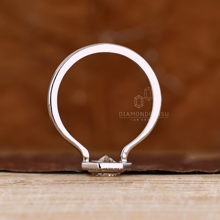 Diamondrensu AU coffin diamond ring halo style.