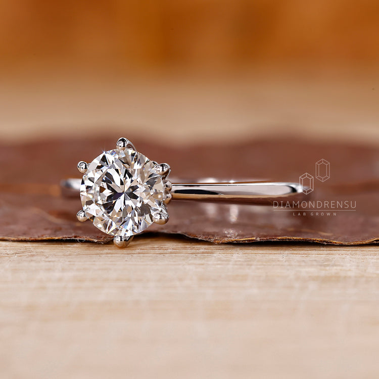 Round cut diamond ring in white gold ring.
