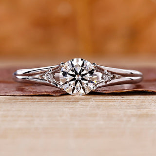 Split shank engagement ring with round cut diamond centre.