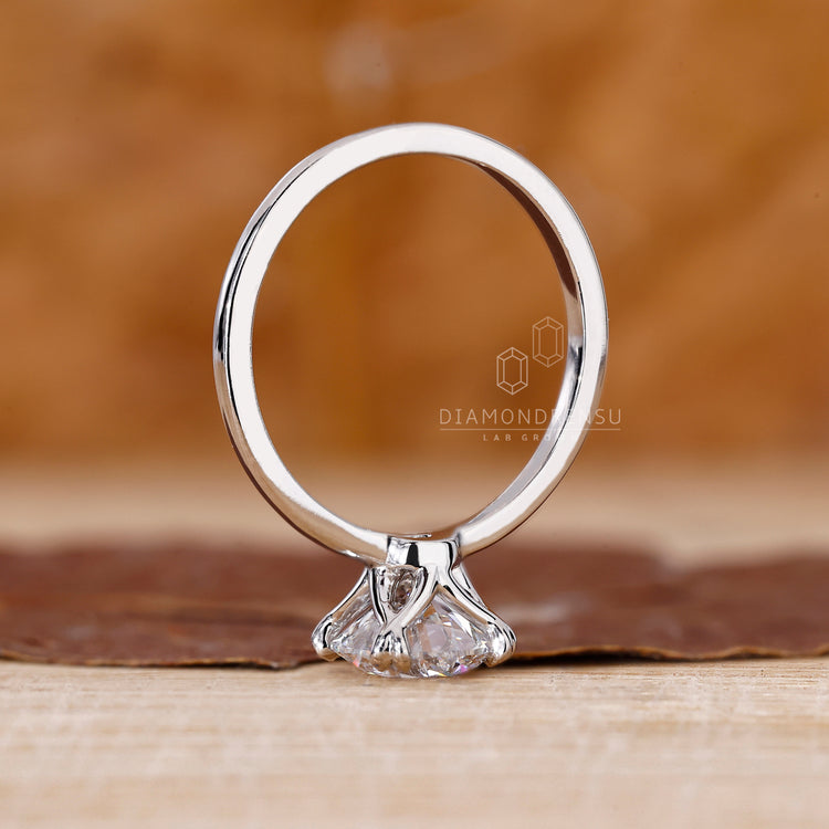 Diamondrensu AU engagement ring with round cut solitaire diamond.