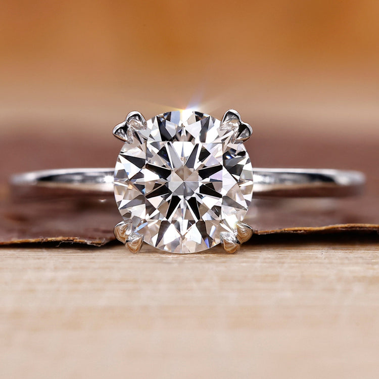 Solitaire engagement ring with round brilliant diamond in white gold.