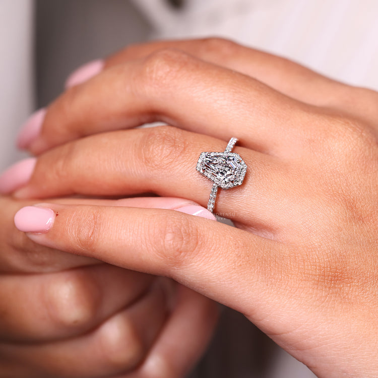 Coffin cut ring halo pave round diamond setting.