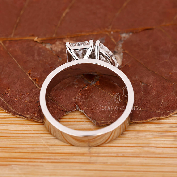 Lab grown diamond Toi et Moi ring style.