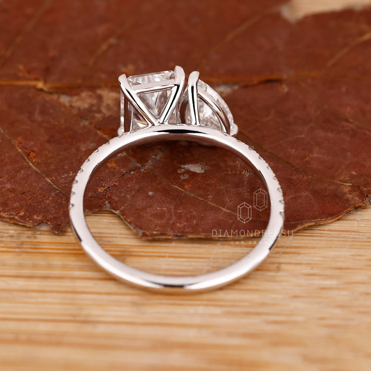 IGI certified toi et moi ring claw prong set.