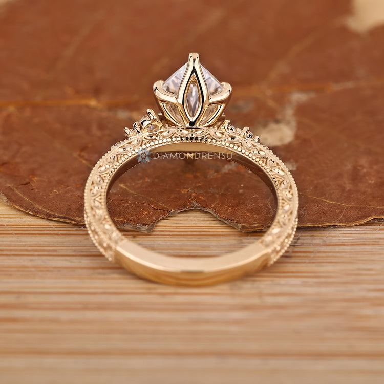 Diamondrensu AU Dutch marquise diamond ring.