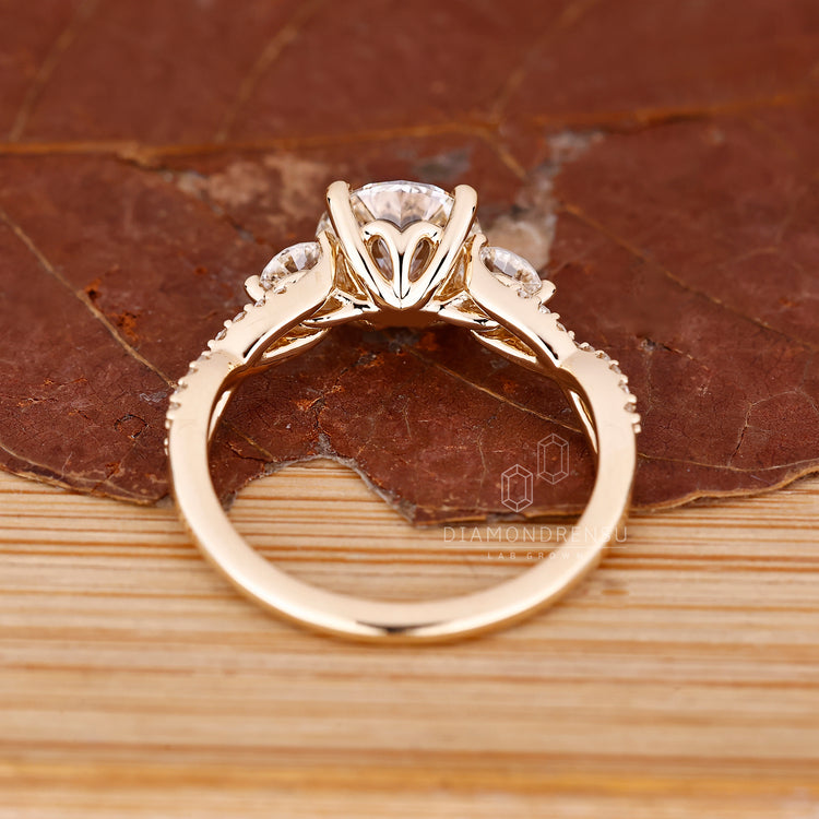 IGI certified round diamond ring twisted shank style.