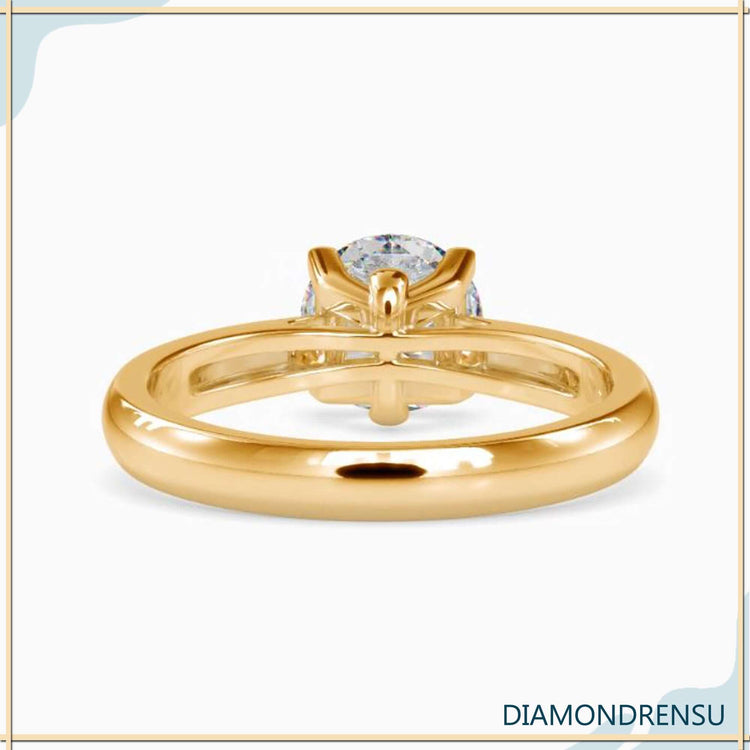 Solitaire round engagement ring with a flawless 2 carat diamond.