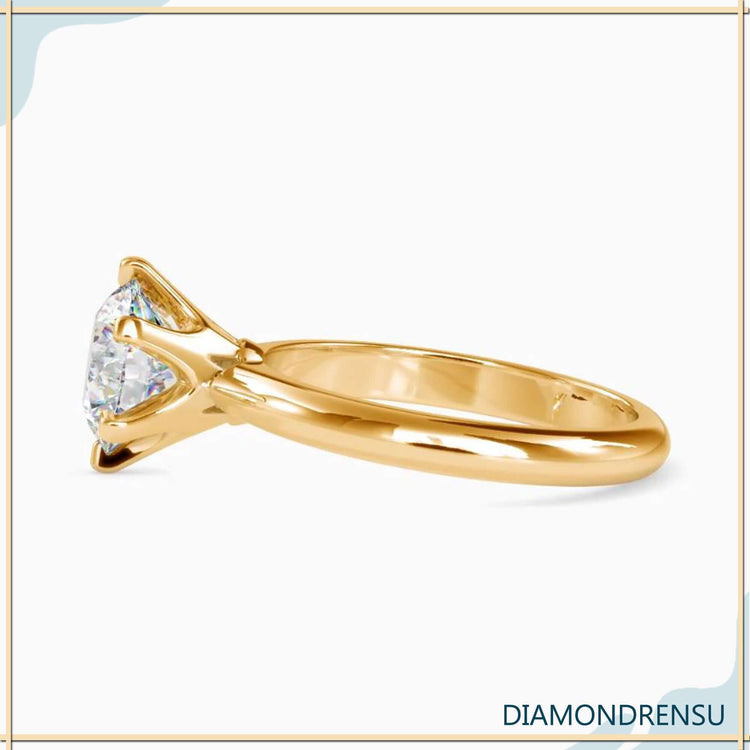 Diamond solitaire ring round, perfect for a classic and elegant look.