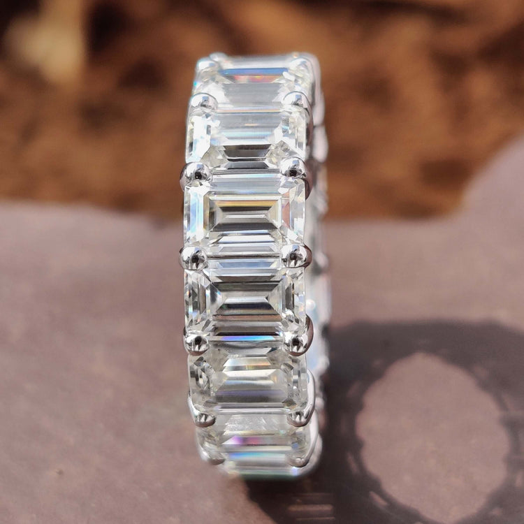 Stunning emerald band with diamonds, creating a beautiful eternity ring for special occasions.