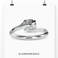 1 carat round diamond ring in an elegant solitaire design.