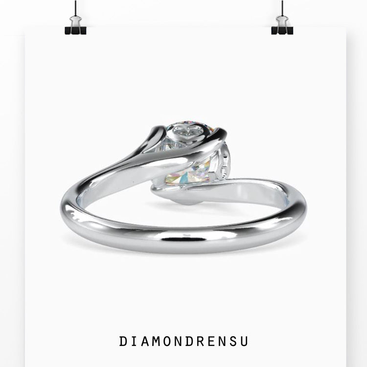 1 carat round diamond ring in an elegant solitaire design.