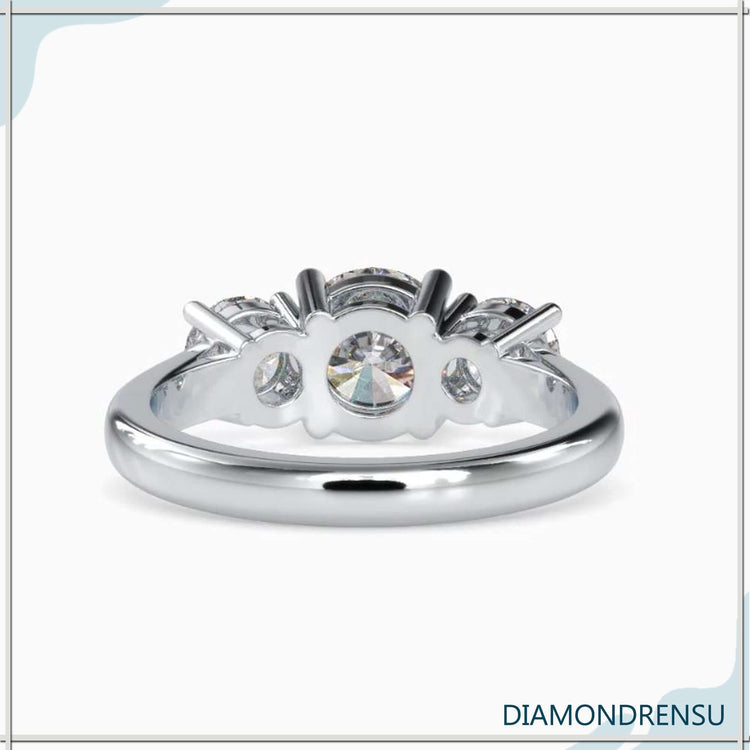 Round diamond ring with prong setting, lab-grown diamond center
