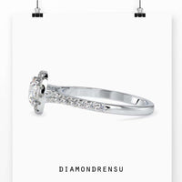 Round brilliant cut diamond ring designed for maximum brilliance.