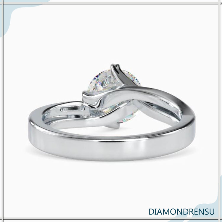 Solitaire round engagement ring, perfect for a classic bride.