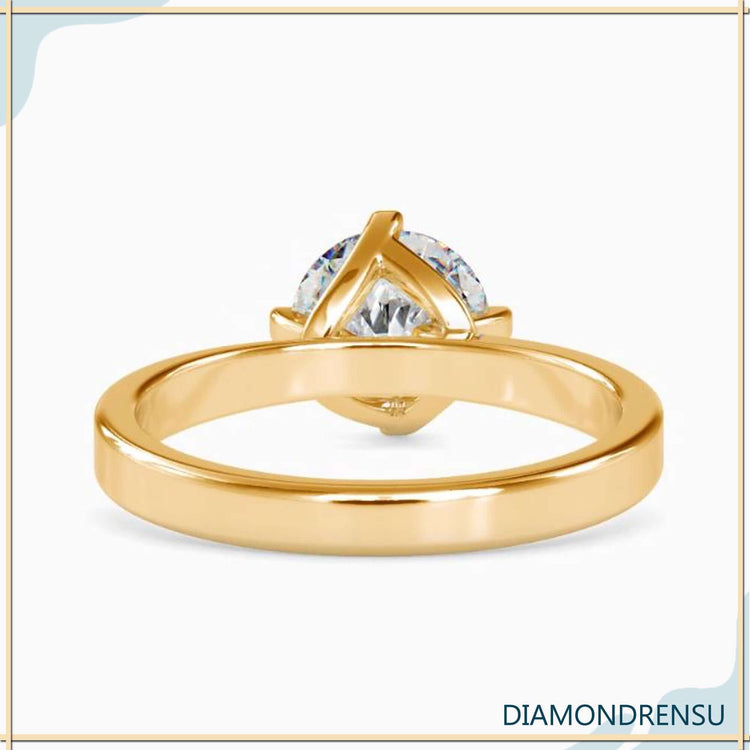 4 prong engagement ring showcasing a perfect round diamond.