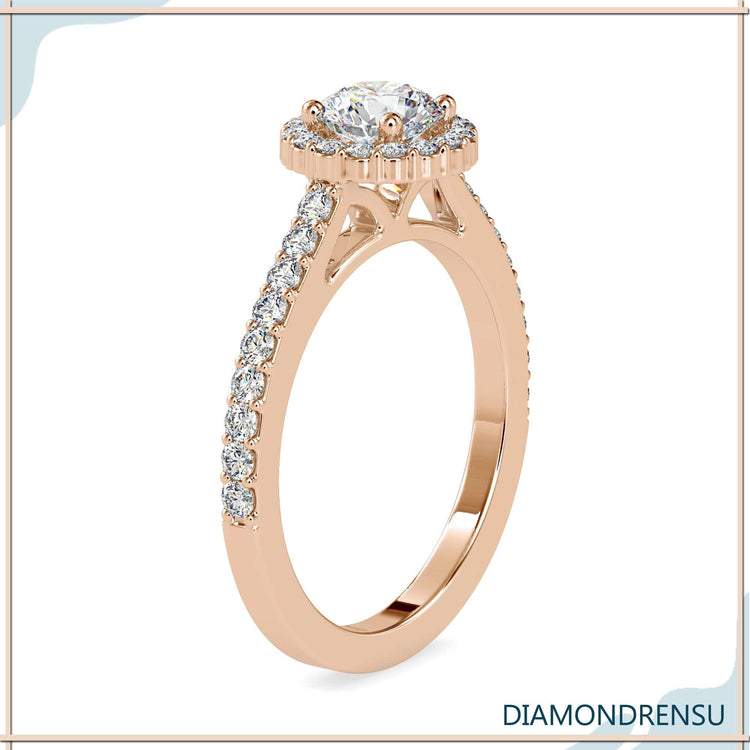 Diamond ring round brilliant cut with exceptional clarity and brilliance.
