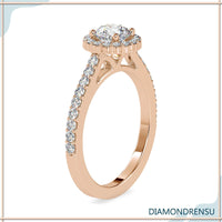 Diamond ring round brilliant cut with exceptional clarity and brilliance.