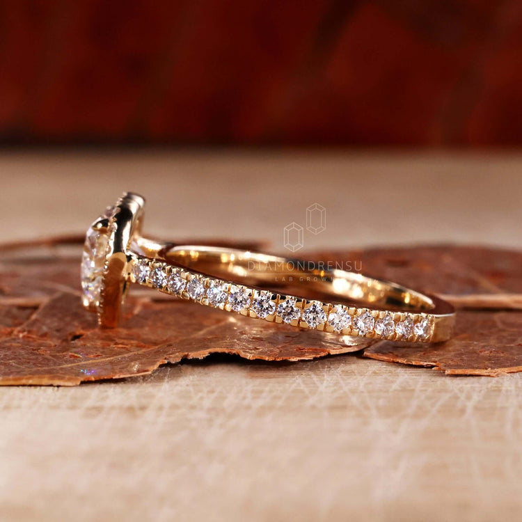 lab grown diamond engagement ring