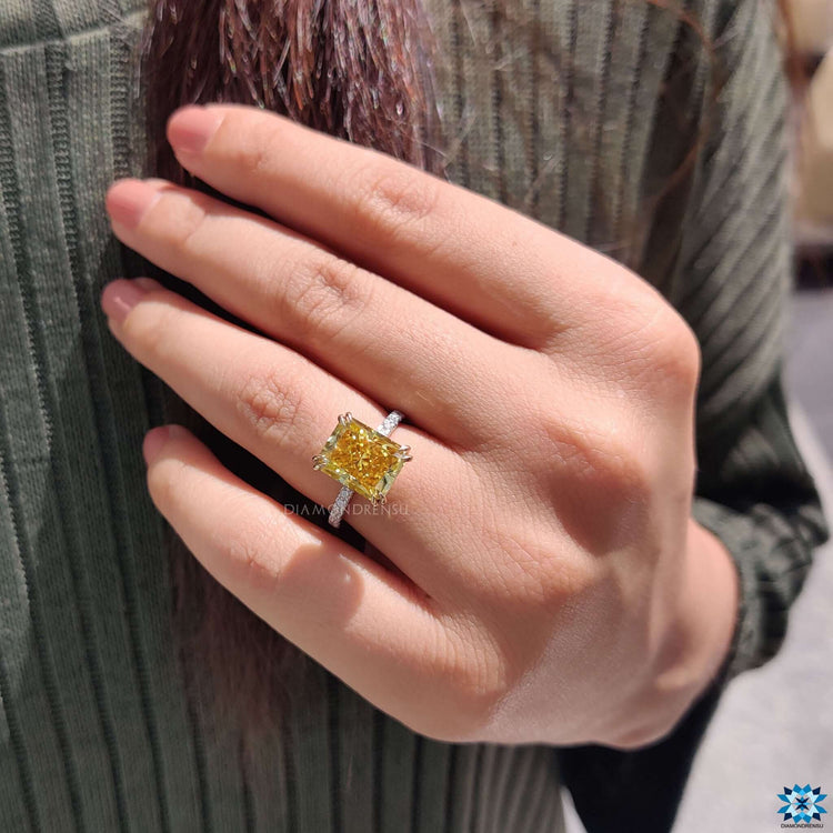 The pave setting adds fine detail to the band.