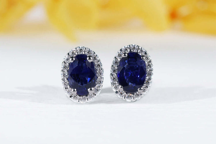 How Do Traditional Jewelry and Modern Birthstone Jewelry Differ?