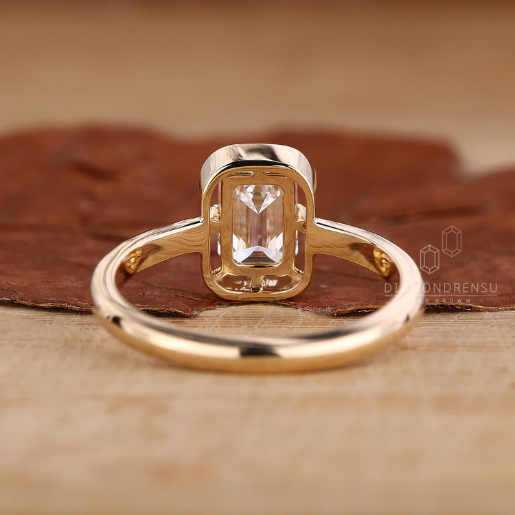 Solitaire engagement ring paired with compass prong setting.
