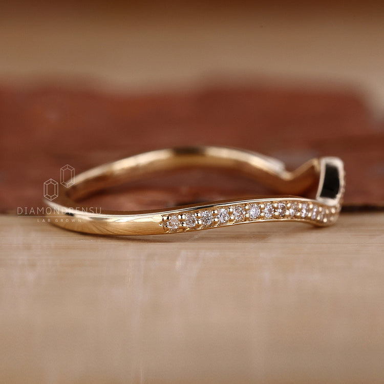 Handmade band with wave eternity band shape.
