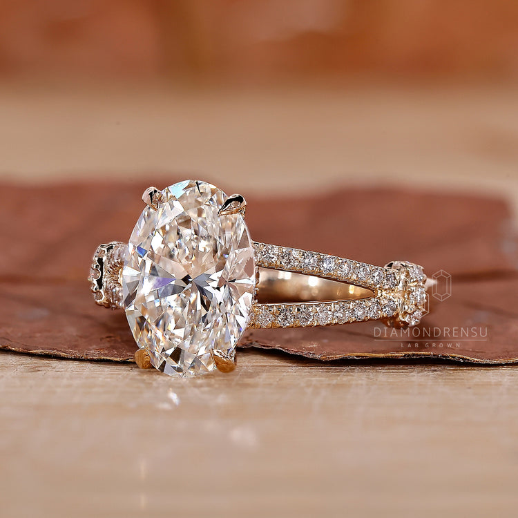 4 claw prong setting on yellow gold engagement ring.
