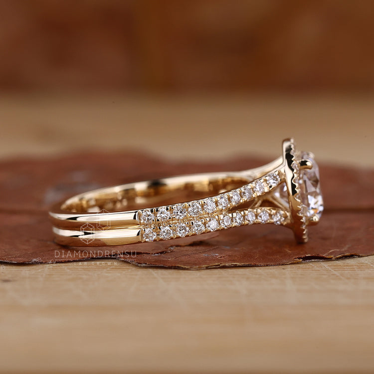 Round cut pavé setting designed for a modern look.
