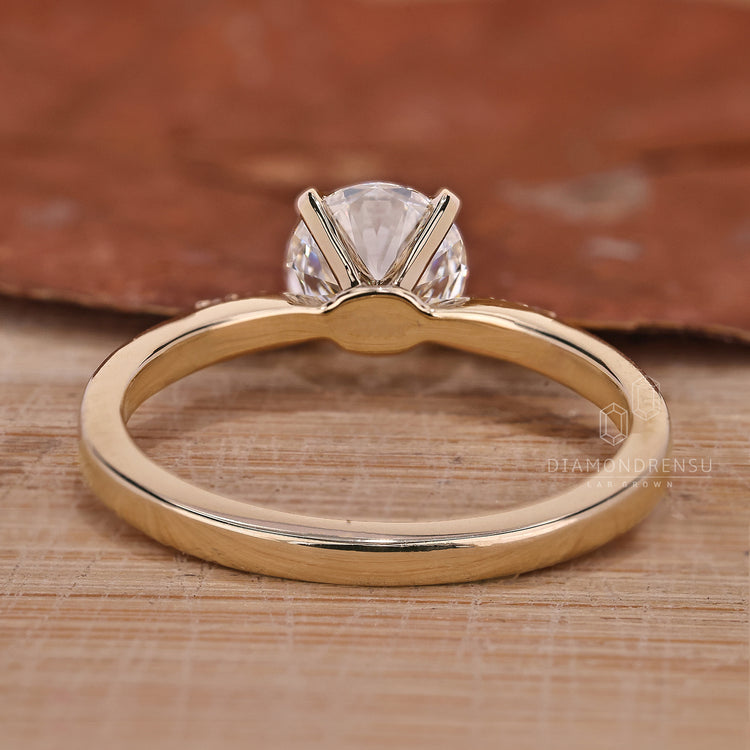 Buy Engagement ring with round cut stones.

