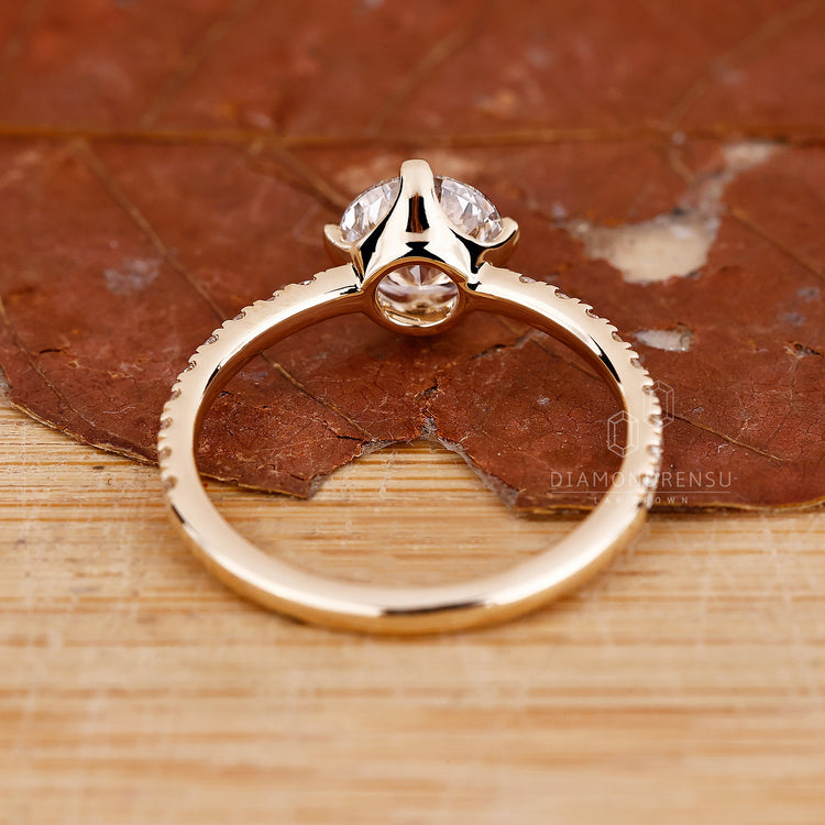 Buy Engagement ring with yellow gold diamond ring.
