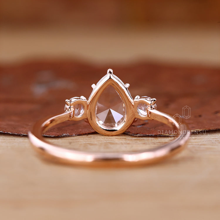 Claw prong setting ring in rose gold ring style.
