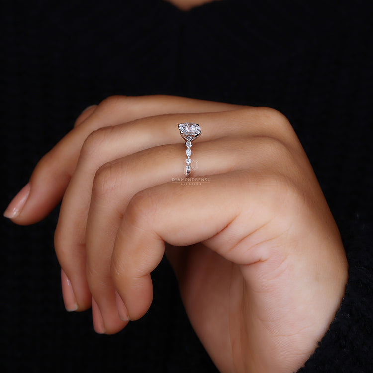 IGI certified round diamond ring in white gold.
