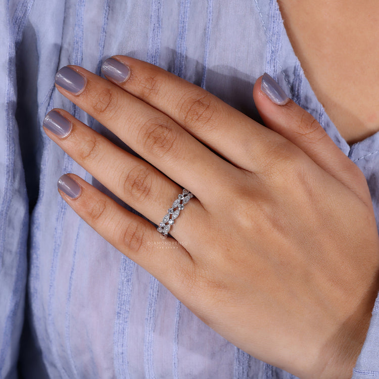 Diamondrensu AU wedding band has round diamond.
