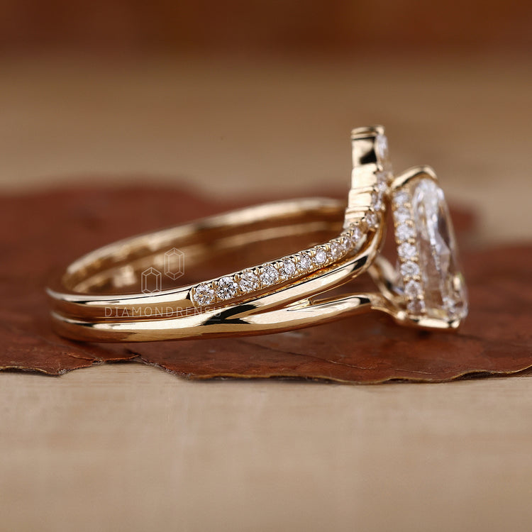 Round brilliant cut diamonds in a pear shaped wedding set.
