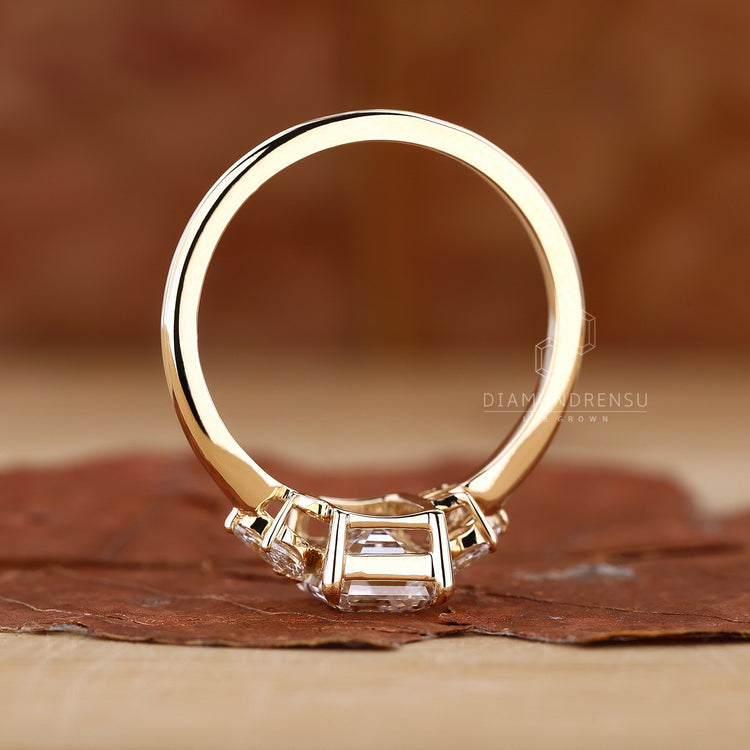 Diamondrensu emerald ring with four prong setting.
