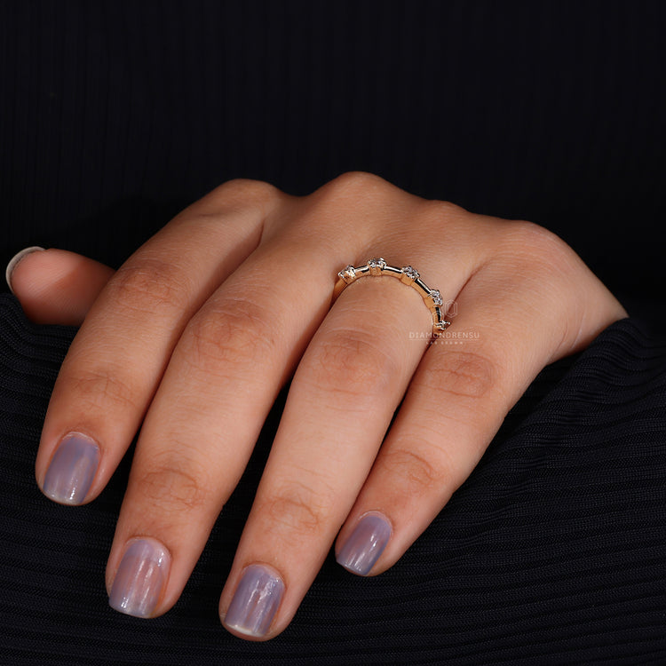 Half eternity band with round cut diamond band.
