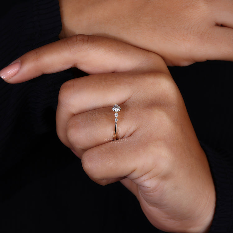 claw prong ring in round diamond style.
