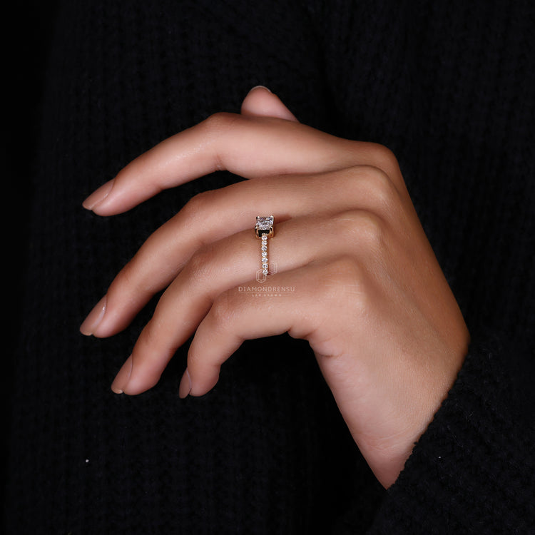 4 claw prong setting with pave setting ring.
