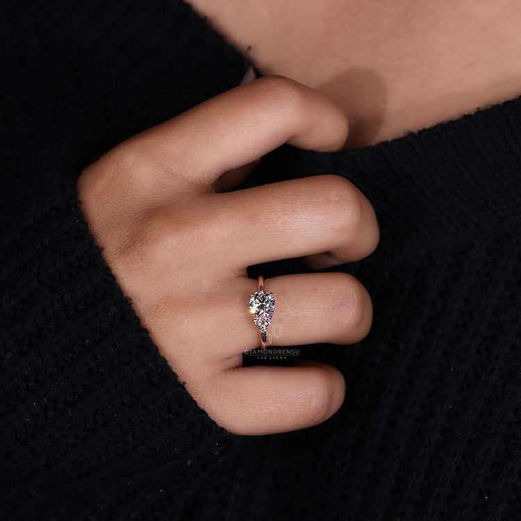 round cut side stone in rose gold ring design.
