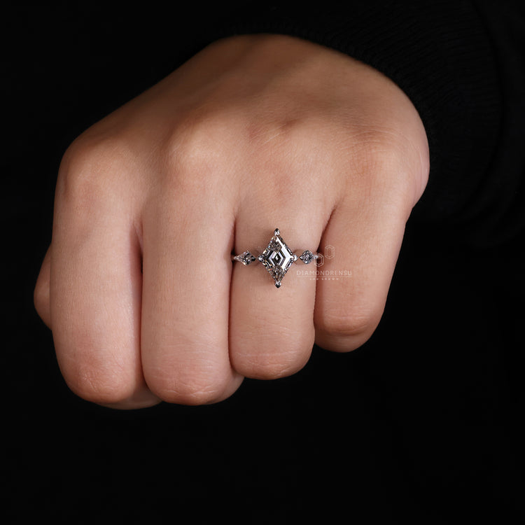 kite side stones set in compass prong setting.
