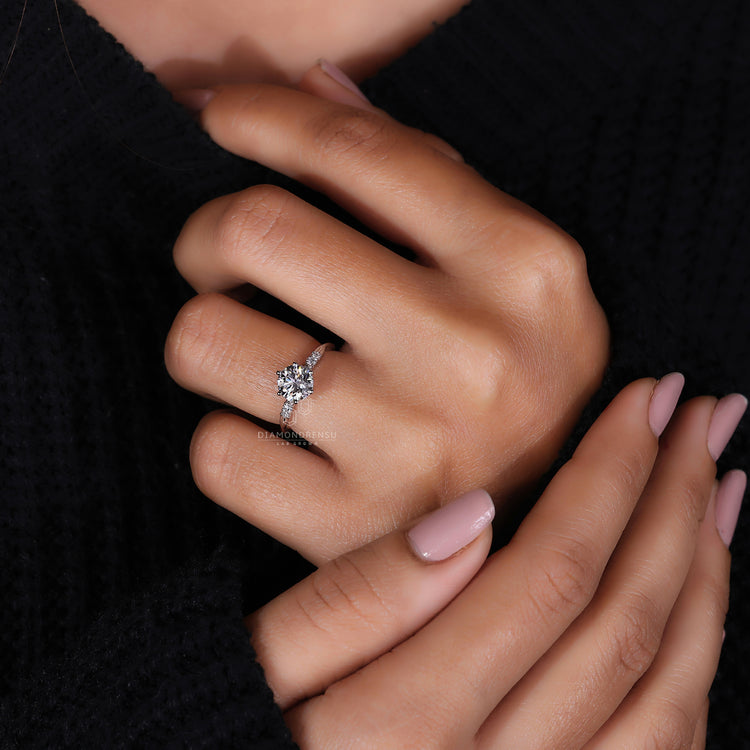 Round cut diamond side stone on elegant ring

