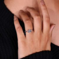 Round side stones ring in prong setting ring.
