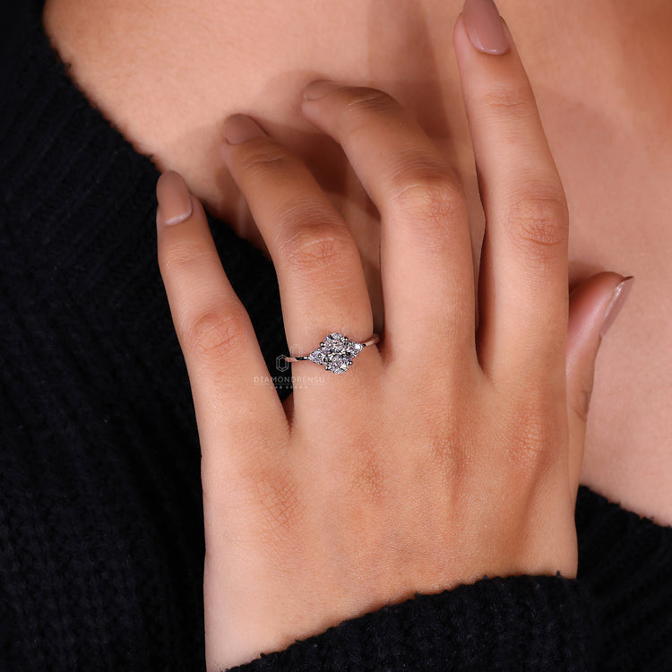 Round side stones ring in prong setting ring.
