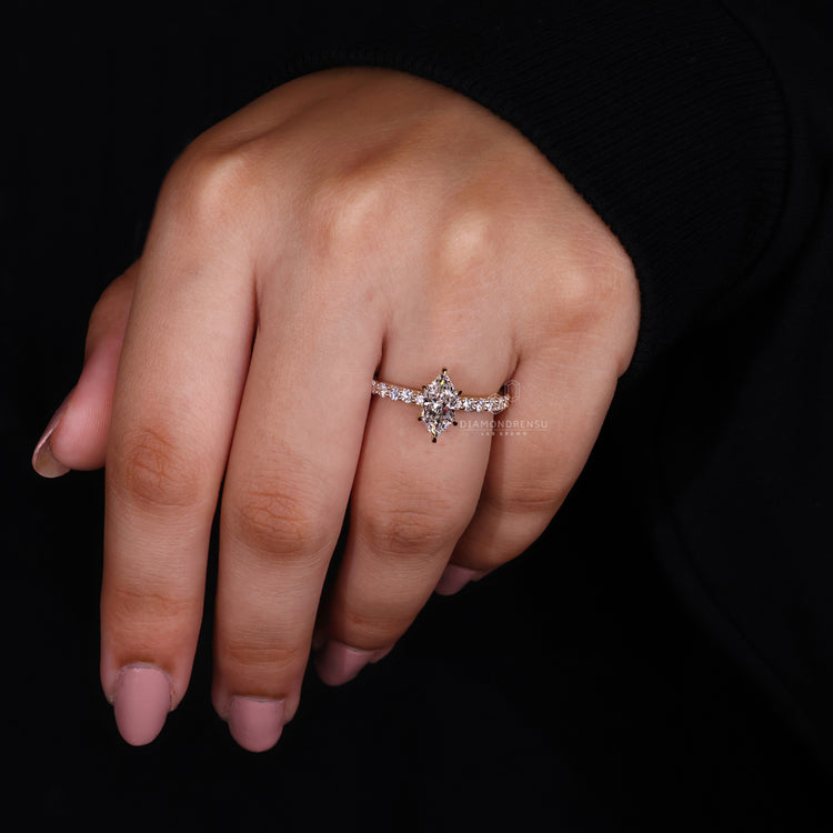 Round cut diamond in yellow gold engagement ring.
