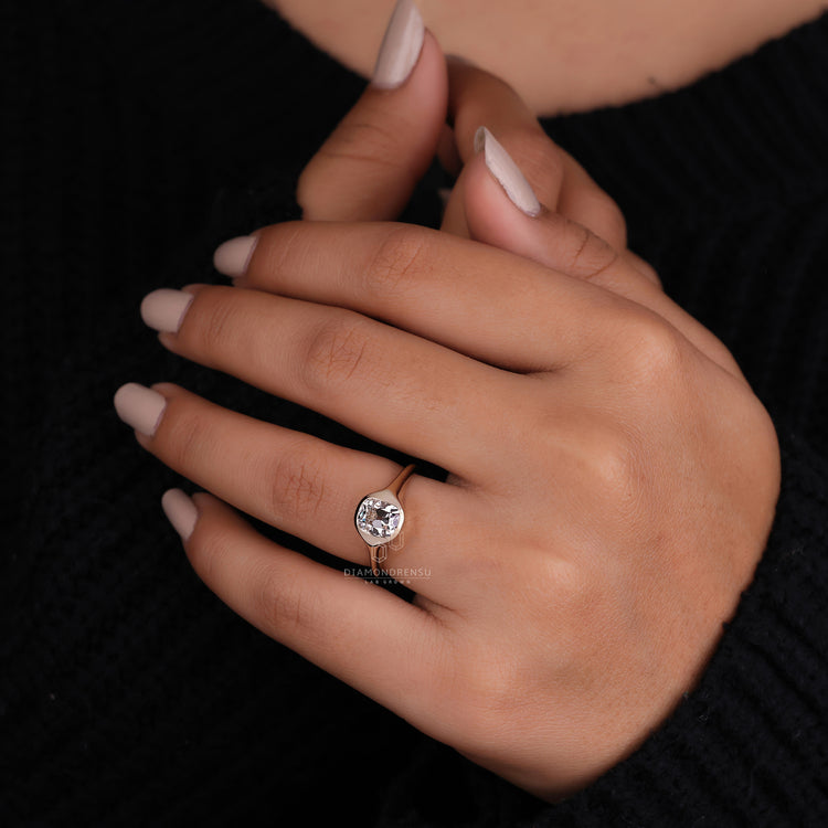 IGI certified tapered shank ring design.
