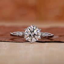Round brilliant cut diamond ring in white gold

