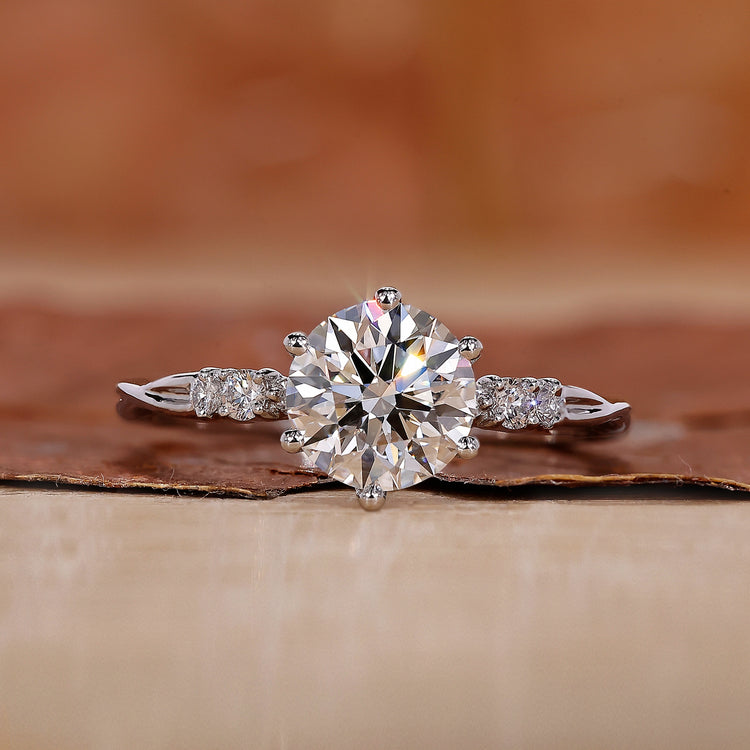 Round brilliant cut diamond ring in white gold

