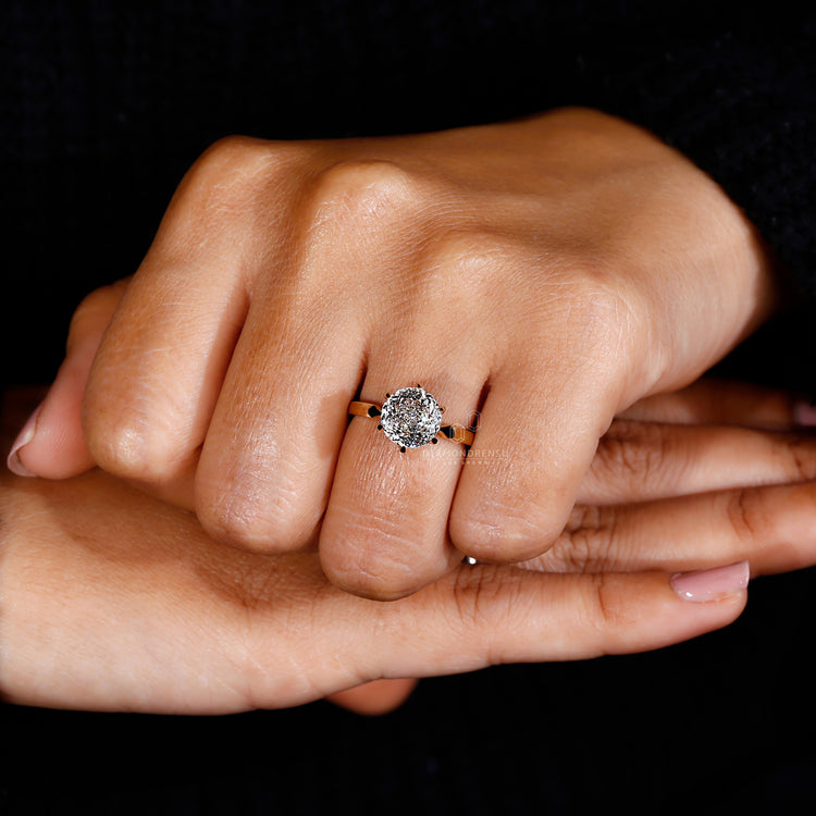 6 claw prong ring with pinched shank ring.
