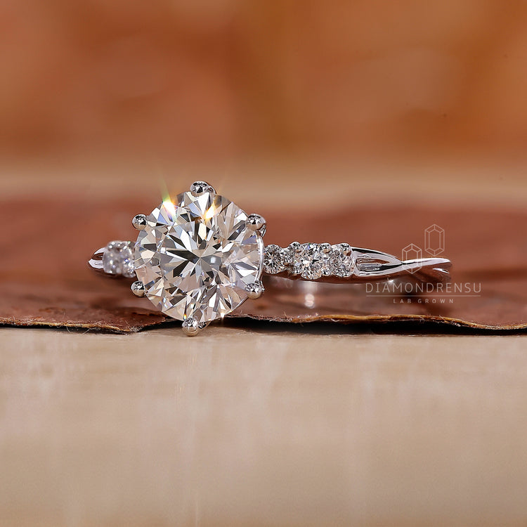 Side stone ring with round cut diamonds

