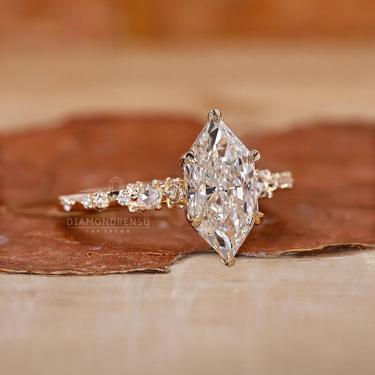 6 claw prong setting matched with yellow gold ring.
